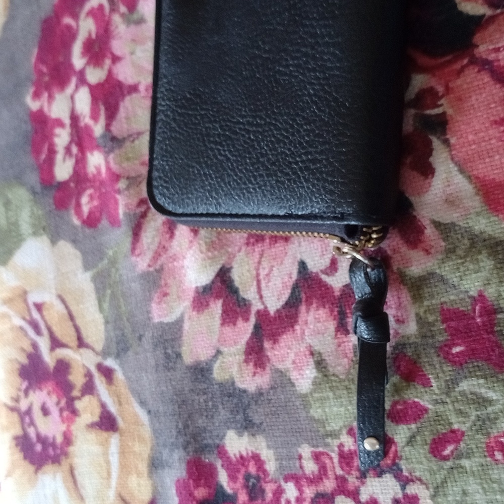 Basic Black Very Sturdy Black Leather Zip Around - image 4